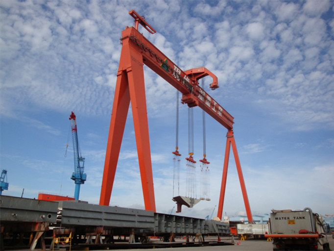 Shipyard gantry crane